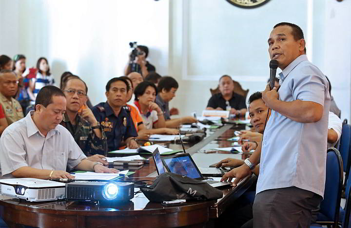 Members of the Provincial Disaster Risk Reduction and Management Office (PDRRMO) with Governor Hilario Davide III (center) and Vice Governor Agnes Magpale listen to Baltazar Tribunalo,(standing right) PDRRMO head as he gives an assesment on the effects of dry spell in the towns. (CDN PHOTO/JUNJIE MENDOZA)