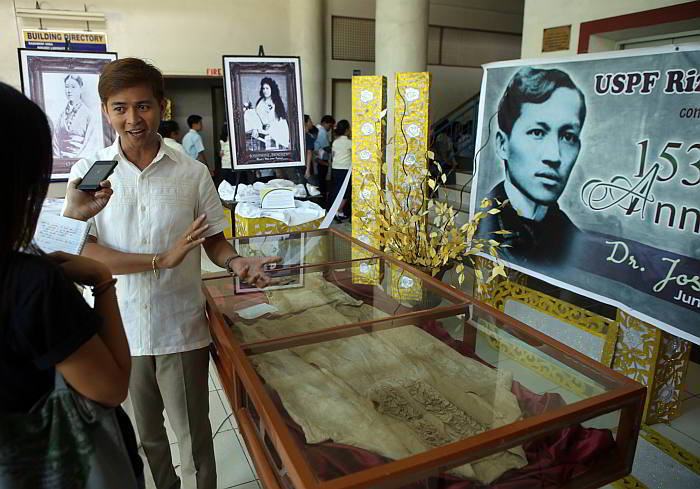 Dr. Alvin Zamora, curator of the  USPF Museum, explains some of the wardrobe items of Jose Rizal shown  in their collection in June 19, 2014  during the 153 birth anniversary of Rizal. (CDN PHOTO/LITO TECSON)