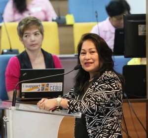 WHAT’S CEBU ABOUT?  Teresa Chan, president of the Cebu Chamber of Commerce and Industries, welcomes tourism stakeholders in a branding workshop held in the plenary hall of the Eduardo Aboitiz Development Studies Center.   (CDN PHOTO/JUNJIE MENDOZA)