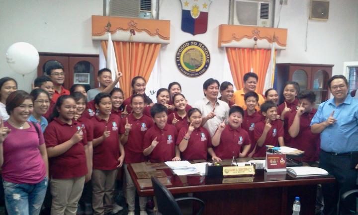 The winning Mandaue Chidlren's Choir visits Mandaue City's Vice Mayor Glen Bercede to express their thanks for the city government's support. (CONTRIBUTED PHOTO)