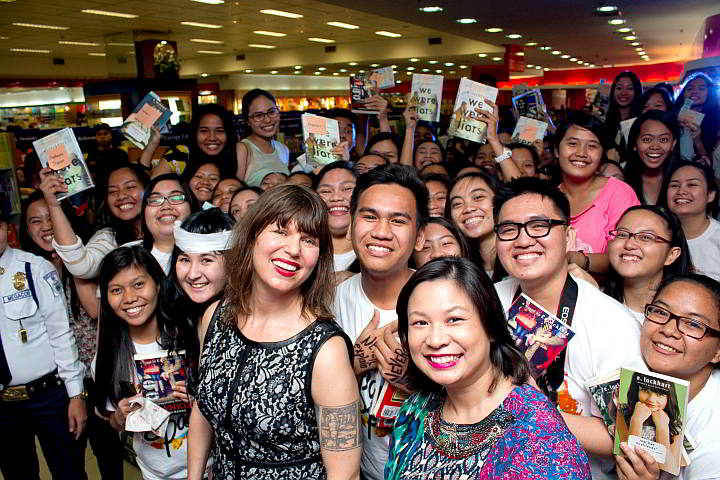 E. Lockhart with National Book Store’s Xandra Ramos (foreground) and enthusiastic YA readers during the book-signing at NBS-SM City Cebu. (CDN PHOTO/ EDD BUENAVIAJE)