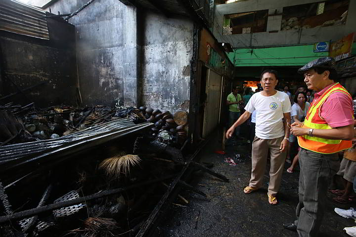 Cebu City Mayor Michael Rama check the stall razed by fire. (CDN PHOTO/ JUNJIE MENDOZA)