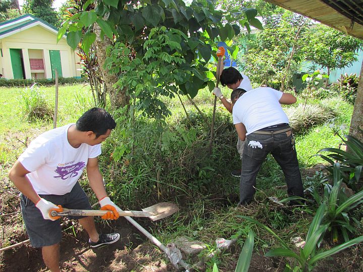 Team members form Colon branch and head office volunteers work in the drainage canal at Bitlang Integrated school. 