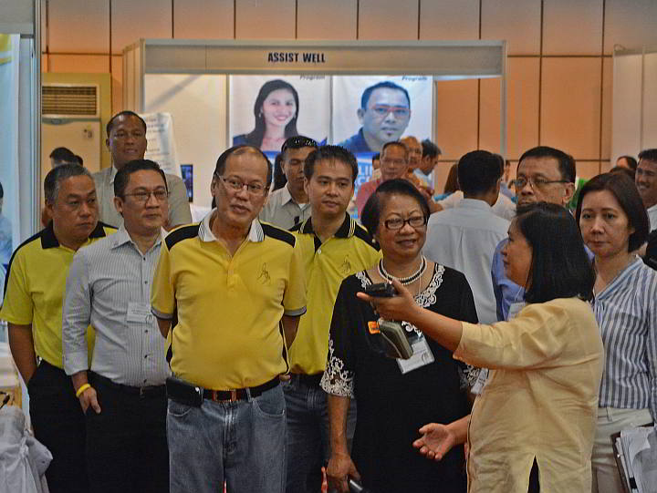 Mandaue Chamber of Commerce and Industry president Jeruel Roa (right) welcomes President Benigno Aquino III (right) at the MCCCI booth of the May 1 Jobstart exhibit at the J Centre Mall.