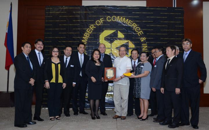 Trade Secretary Gregory L. Domingo (center) receives a plaque from the outgoing and incoming officers of the Cebu Chamber of Commerce and Industry. (CDN PHOTO/ CHRISTIAN MANINGO)
