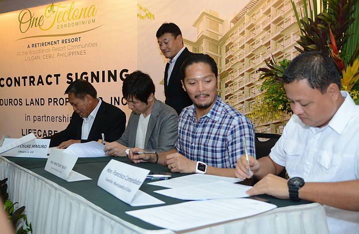 Officials of  Duros Land Properties Inc. and Lifecare Co. Ltd. sign the agreement for the  development of  a retirement resort in northern Cebu. (CDN Photo/Christian Maningo)