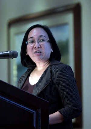 Lawyer Rose Liza Osorio of the University of Cebu’s College of Law,  discusses the road-right-of-way bill during a forum at the Marco Polo Plaza Hotel in Cebu City. (CDN Photo/Junjie Mendoza)