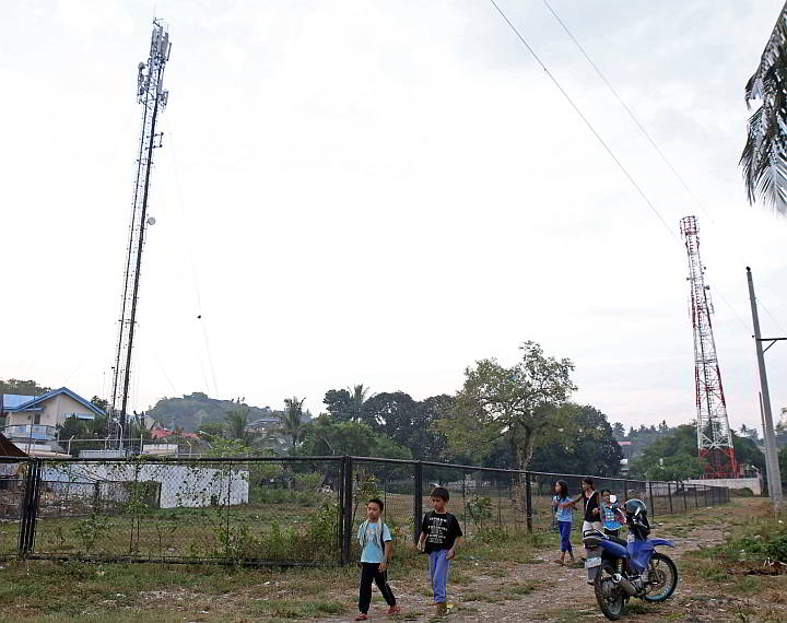 Sun Cellular tower in Calvary Hills, barangay  Apas. (CDN PHOTO/LITO TECSON) 