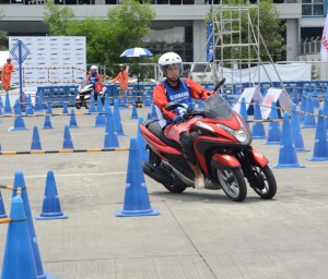A rider tests the maneuverability of the Yamaha Tricity at the SM City Cebu parking lot.  CDN PHOTO/CHRISTIAN MANINGO
