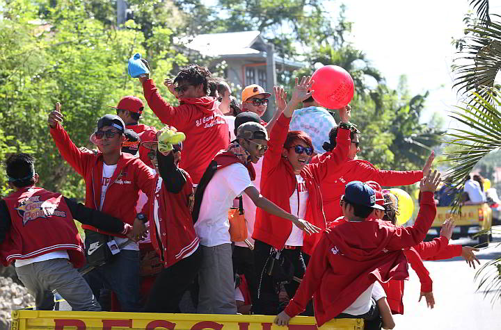Members of El Gamma Penumbra arrive in Tanauan for a motorcade.  (INQUIRER)