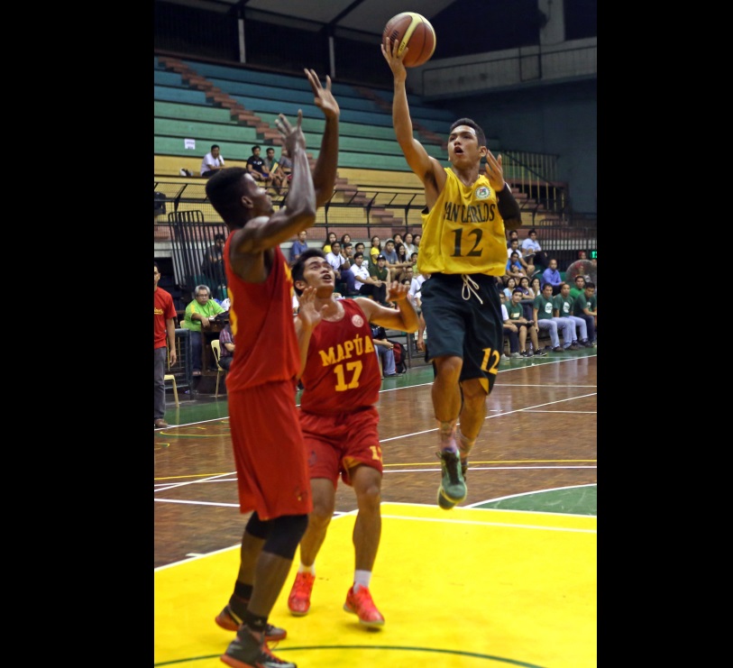 Victor Rabat of USC lays it up against two Mapua defenders in the finals game of the Cebu City Mayor’s Invitational Basketball Cup at the University of San Carlos gym.  (CDN PHOTO/LITO TECSON)