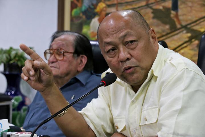 Dumanjug Mayor Nelson Garcia explains his motion for reconsideration to the media with his father, former congressman Pablo Garcia in this March 25, 2014 photo. 