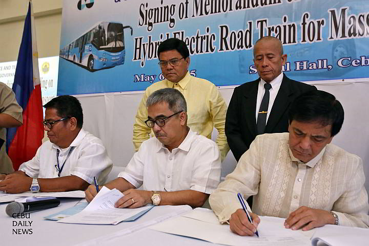 Science and Technology Secretary Mario G. Montejo (seated, center)  with Cebu City Michael Rama and DOST Regional Director  Edilberto Paradela (left) sign an agreement for a  Hybrid Electric Road Train for Mass Transport. The ceremony in Cebu City Hall was witnessed by Cebu City Vice Mayor Edgardo Labella and Councilor Bob Cabarrubias, standing behind them. (CDN PHOTO/JUNJIE MENDOZA)