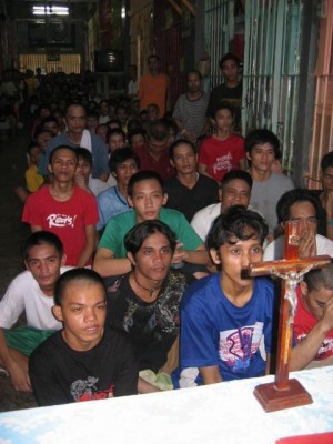 Inmates of the Mandaue City jail attend a Mass in the hallway celebrated nu Fr. Joseph Amore of the Cebu Archdiocese prison apostolate in 2011. (CONTRIBUTED PHOTO)