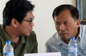 Talisay City Mayor Johnny delos Reyes (right) confers with his son and Talisay City Administrator John Yre delos Reyes during a press conference in this January 20, 2015 photo.