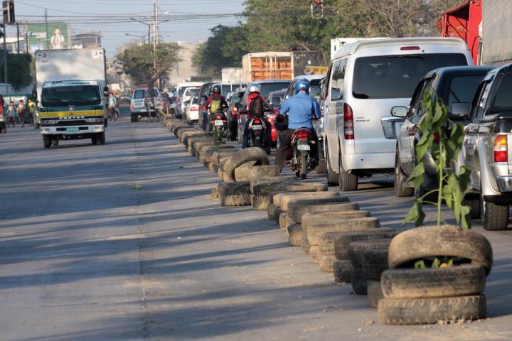 Cebu City Mayor Michael Rama said he wants more rubber tires in the middle of S. Osmena Road to prevent crossover collissions like the one of a SUV and taxi in Thursday's accident. (CDN PHOTO/ JUNJIE MENDOZA)