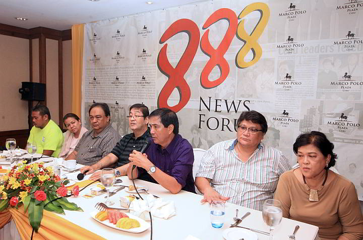 Cebu City Mayor Michael Rama explains his river development plans  in a forum attended by  Movement for Livable Cebu convenors Marc Canton (third from left), Dr. Shawn Espina and Louella Alix.  (CDN Photo/Tonee Despojo)