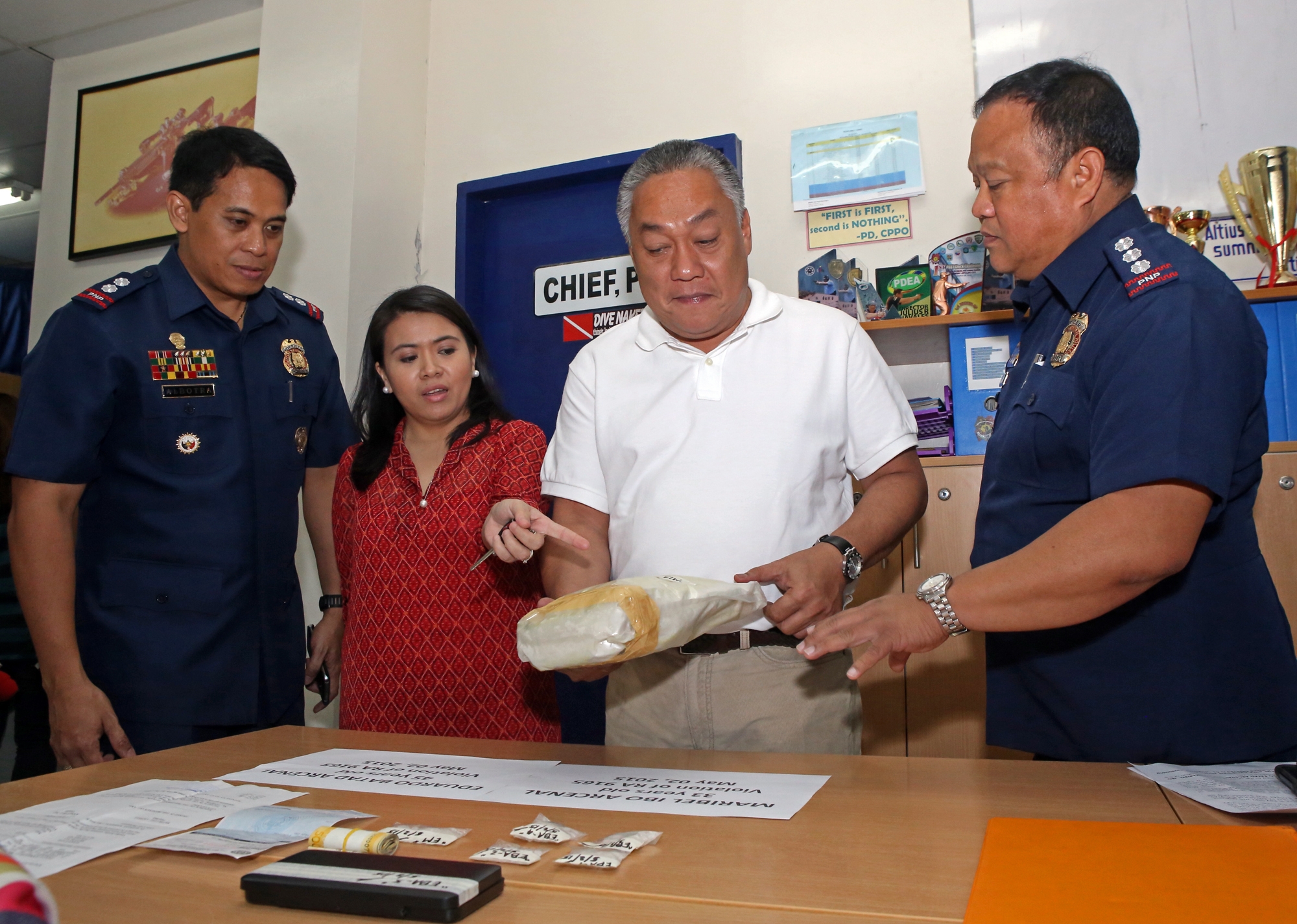 Cebu Gov. Hilario Davide III inspects a pack containing 2 kilos of shabu, which was confiscated during a May 2, 2015 operation in San Remigio town in northern Cebu. (CDN FILE)