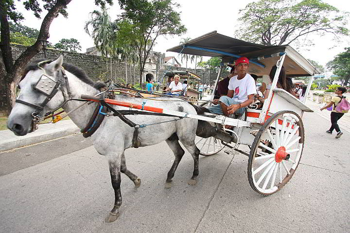Favorites like the horse-drawn carriage rides and other attractions and free bus rides  in last year’s Gabii sa Kabilin or Heritage Night in  Metro Cebu  await visitors in this year’s annual event.  (CDN File Photos)