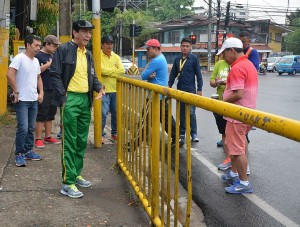 Cebu City Mayor Michael Rama inspects the railings at Gorordo Avenue with some officials.