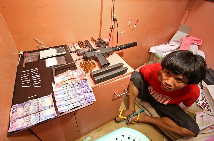 Packs suspected shabu worth P300,000 and firearms were seized from Roel Gingoyon in a buy-bust operation in barangay Tejero, Cebu.