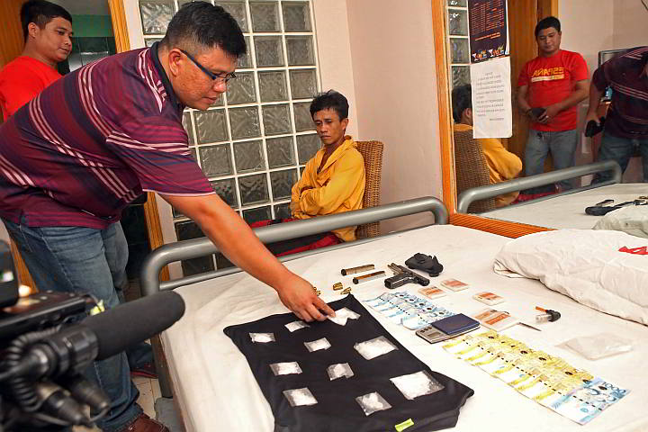 Chief Insp. Romeo Santander, chief of the City Intelligence Branch, presents sachets of shabu  seized during a buy-bust operation against Julito Montalba in a motel in barangay Carreta, Cebu City. (CDN Photo Lito Tecson)