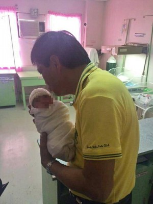 Cebu City Mayor Michael Rama plants a kiss on the head of the baby during his visit at the Cebu City Medical Center. The baby was earlier thrown out of the window by her own mother. (CDN PHOTO/ SANTINO BUNACHITA)