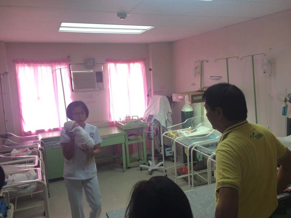 Cebu City Mayor Michael Rama visits the neonate care unit of the Cebu City Medical Center where the baby is being taken cared of. (CDN PHOTO/ SANTINO S. BUNACHITA)