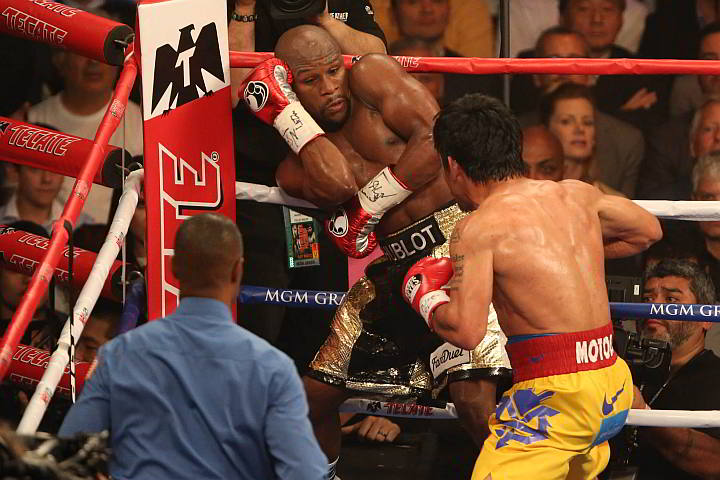  Mayweather  defends himself from an incoming Pacquiao attack.(INQUIRER PHOTO)
