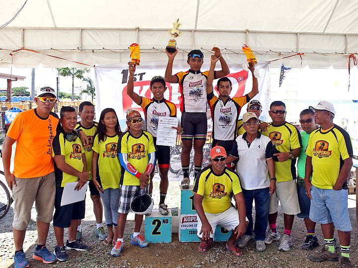 J-Bop Pagnanawon (center top photo) the overall champion of the men’s open category of the 1st Kopiko road and mountain bike cycling circuit and runners-up Jhunvie Pagnanawon and Elmer Navarro pose with race officials at the Lantaw Baywalk SRP during the awarding.  (CDN PHOTO/LITO TECSON)