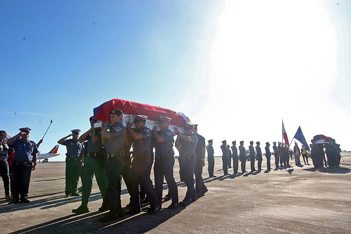 Members of PNP-7 pay their respect as slain members of SAF 44, PO2 Windel Candano and PO1 Romeo Cempron arrive home. (CDN FILE PHOTO/ JUNJIE MENDOZA) 