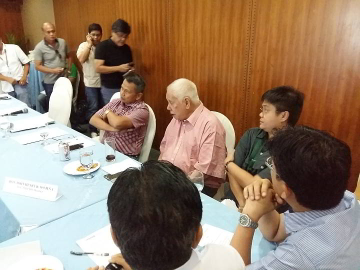 Toledo City Mayor John H. “Sonny” Osmeña leads mayors in pushing for approval of an 11-hectare reclamation project in a meeting of the Protected Area Management Board (PAMB) at  Casino Español.    (CDN PHOTO/ MARIAN Z. CODILLA)
