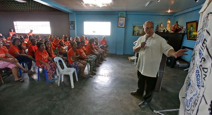 Bro. Francis Nacional (right) of the Most Holy Name of Jesus Missionaries conducts spiritual counseling to the female inmates of the Cebu Provincial Detention and Rehabilitation Center (CPDRC).(CDN/JUNJIE MENDOZA)