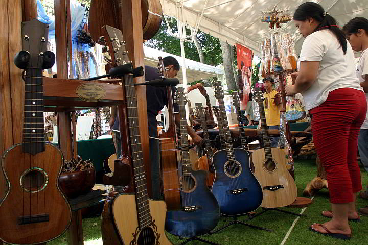 Cebu's famous Mactan guitar draws crowd at Shangrila's  Mactan Island Resort and Spa bazaar. (CDN FILE PHOTO)