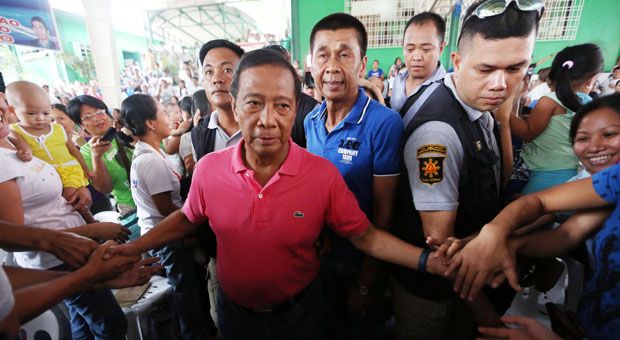 Vice President Jejomar “Jojo” Binay arrives at Sta. Cruz Covered Court, Cogeo, Antipolo, Rizal on Wednesday. Binay distributed wheelchairs to senior citizens with disabilities. INQUIRER PHOTO