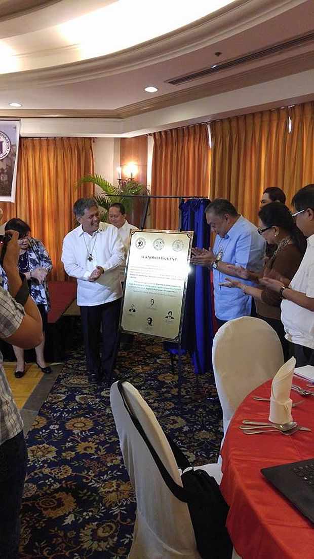 Education Secretary Bro. Armin Luistro (left) and Gov. Hilario Davide III unveil the marker acknowledging the donation of the Sudlon lot to DepEd Cebu Province Division.(CDN/JULIE ANN ROSETTE SIBI)