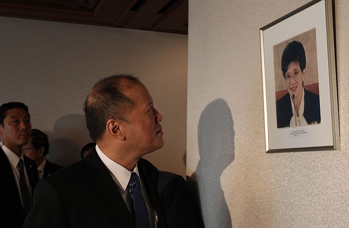President Aquino views the message of his mother, former President Corazon Aquino, written on Nov. 13,1986 at the guest room of the Nippon Press Center Building for the Press Event with the Japan National Press Club.