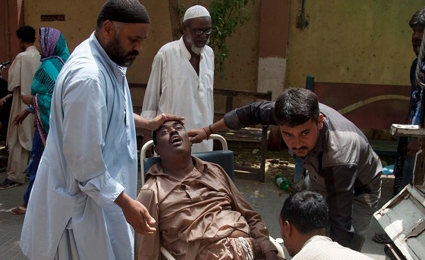 People rush a patient to a hospital suffering from heatstroke in Karachi, Pakistan, Tuesday, June 23, 2015. A scorching heat wave across southern Pakistan’s city of Karachi has killed 782 people, authorities said, as morgues overflowed with the dead and overwhelmed hospitals struggled to aid those clinging to life. AP