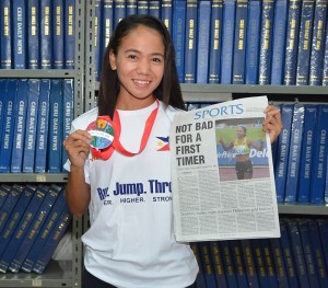 Cebu's marathon queen Mary JOy Tabal (top photo) holds her 28th SEA Games silver medal and a copy of Cebu Daily News which splashed a photo of her and a banner story about her inspiring feat in Singapore.(CDN/CHRISTIAN MANINGO)