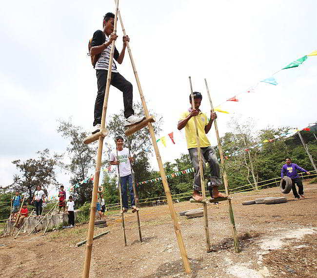 A “karang” (bamboo stilts) race. (CDN PHOTO/ JUNJIE MENDOZA)