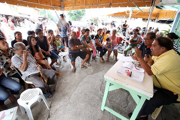 Residents of sitios San Roque and Sta. Cruz meet with Capitol Site barangay captain Manuel Guanzon (with microphone) and their lawyer Reymelio Delute (seated next to Guanzon) to discuss their plight.