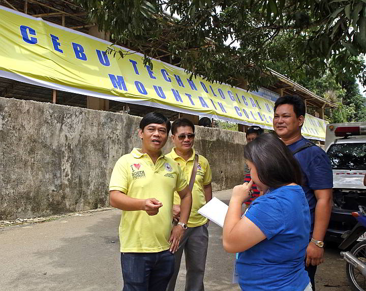 Rep. Rodrigo Abellanosa of Cebu City’s south district, seen here with the tarpaulin announcing enrollment for the Cebu Technological University (CTU) extension campus in barangay Bonbon in this June 13, 2015 file photo, says classes will be held later this week. (CDN PHOTO)