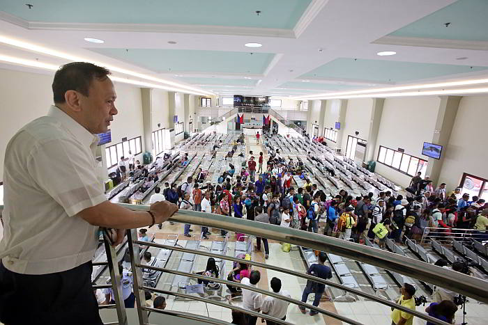 Vice Admiral Edmund Tan, Cebu Ports Authority general manager, surveys the scores of passengers that trooped to the re-opened Passenger Terminal 3.  (CDN Photos/Junjie Mendoza)