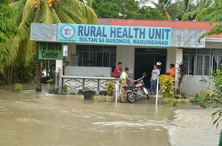 Health workers in Sultan sa Barongis, Maguindanao wait for the flood water to recede in order to attend to the needs of displaced families.(INQUIRER PHOTO)
