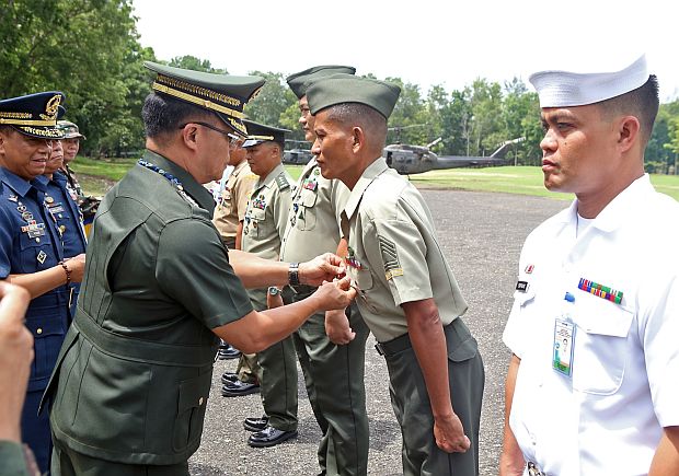  Gen. Pio Catapang, chief-of-staff of the Armed Forces of the Philippines, pins medals to soldiers who took part in a military exercise in Panay Island in his visit at the Central Command in Camp Lapu-Lapu. CDN PHOTO/LITO TECSON