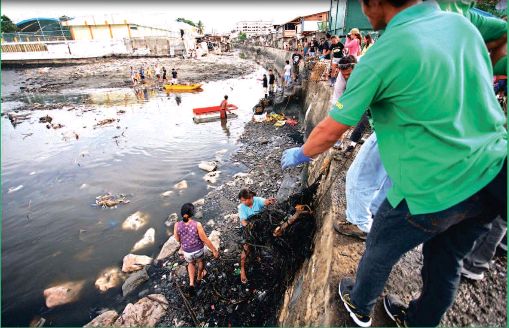 Volunteers help clean the Guadalupe river in barangay Ermita during the 39th urban and coastal cleanup. The river exits to barangay Ermita and is being eyed for rehabilitation by the city government. (CDN PHOTO/ LITO TECSON)