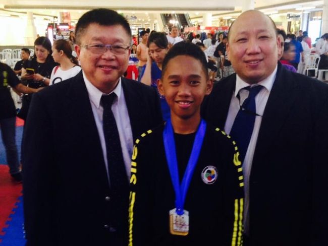 Cebuano Rafby Kael Vidal (center) is joined by PKL Founding Anniversary Nishimura Cup-International Karatedo Championships officials Loo Bhing Hoi and Richard Lee.(Contributed Photo)