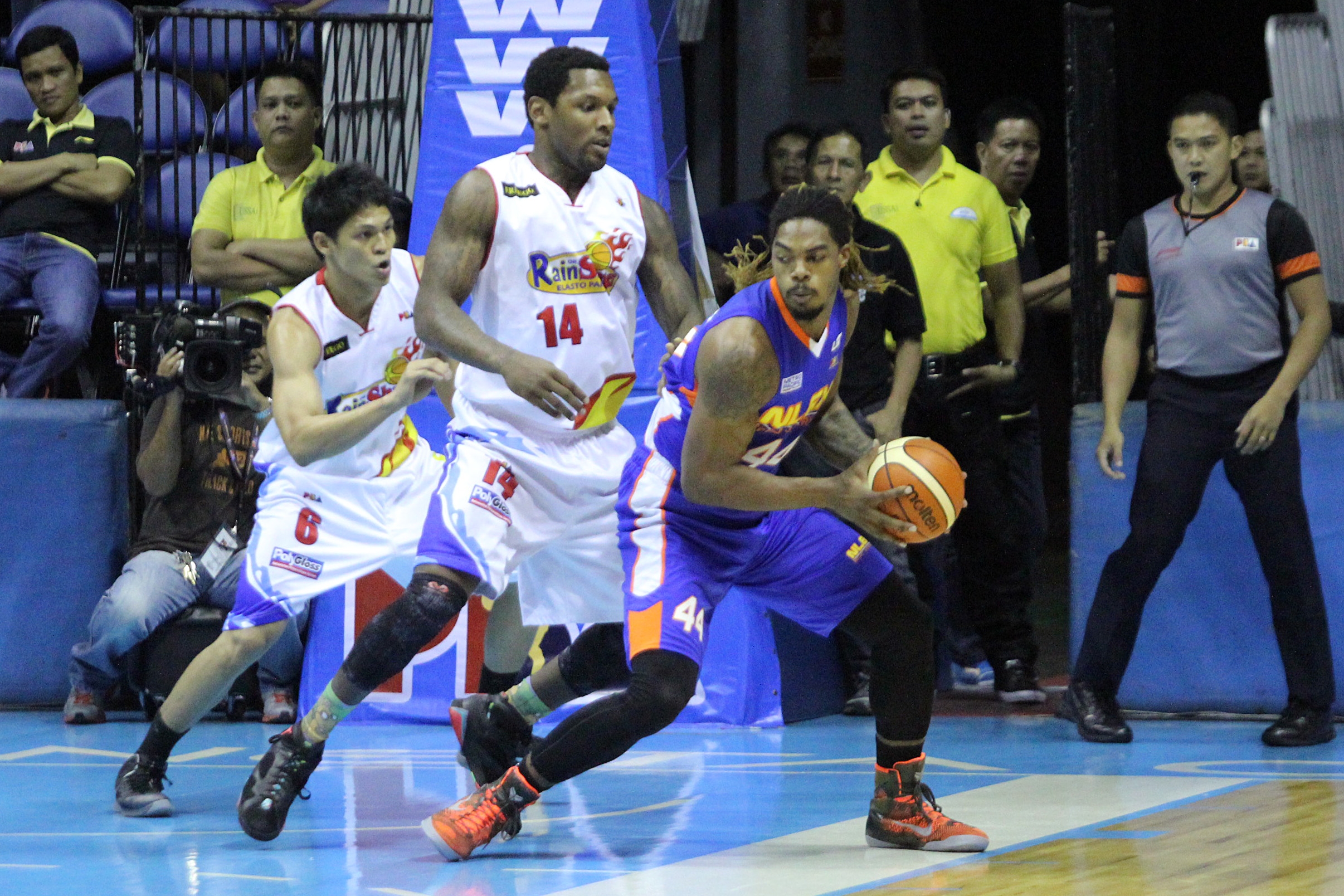 Kwame Alexander of NLEX posts up against Rain or Shine's Wendell McKines in the Road Warriors' previous game last Wednesday.(PBA Images)