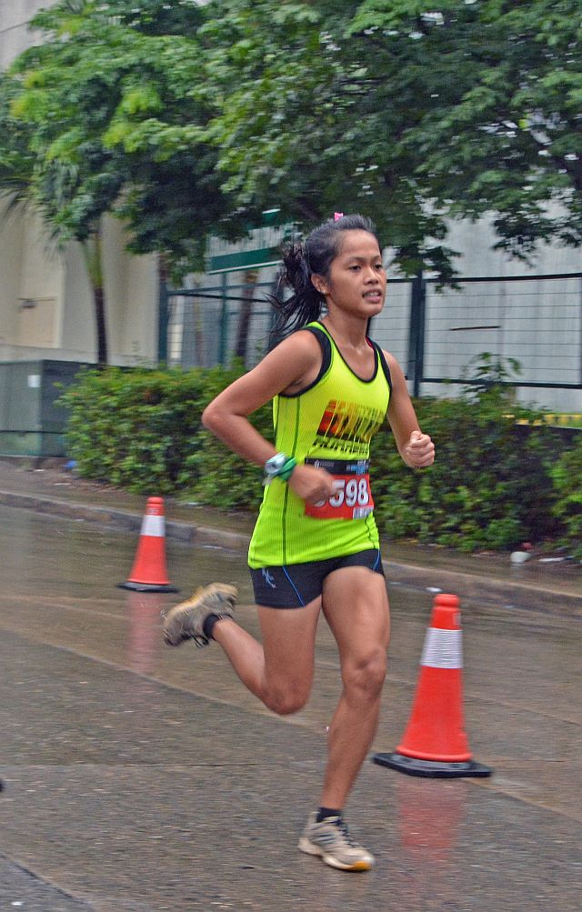 Keisha Mae Delechos leads the way in the 21-kilometer race of the Hunat Sugbo 5. 