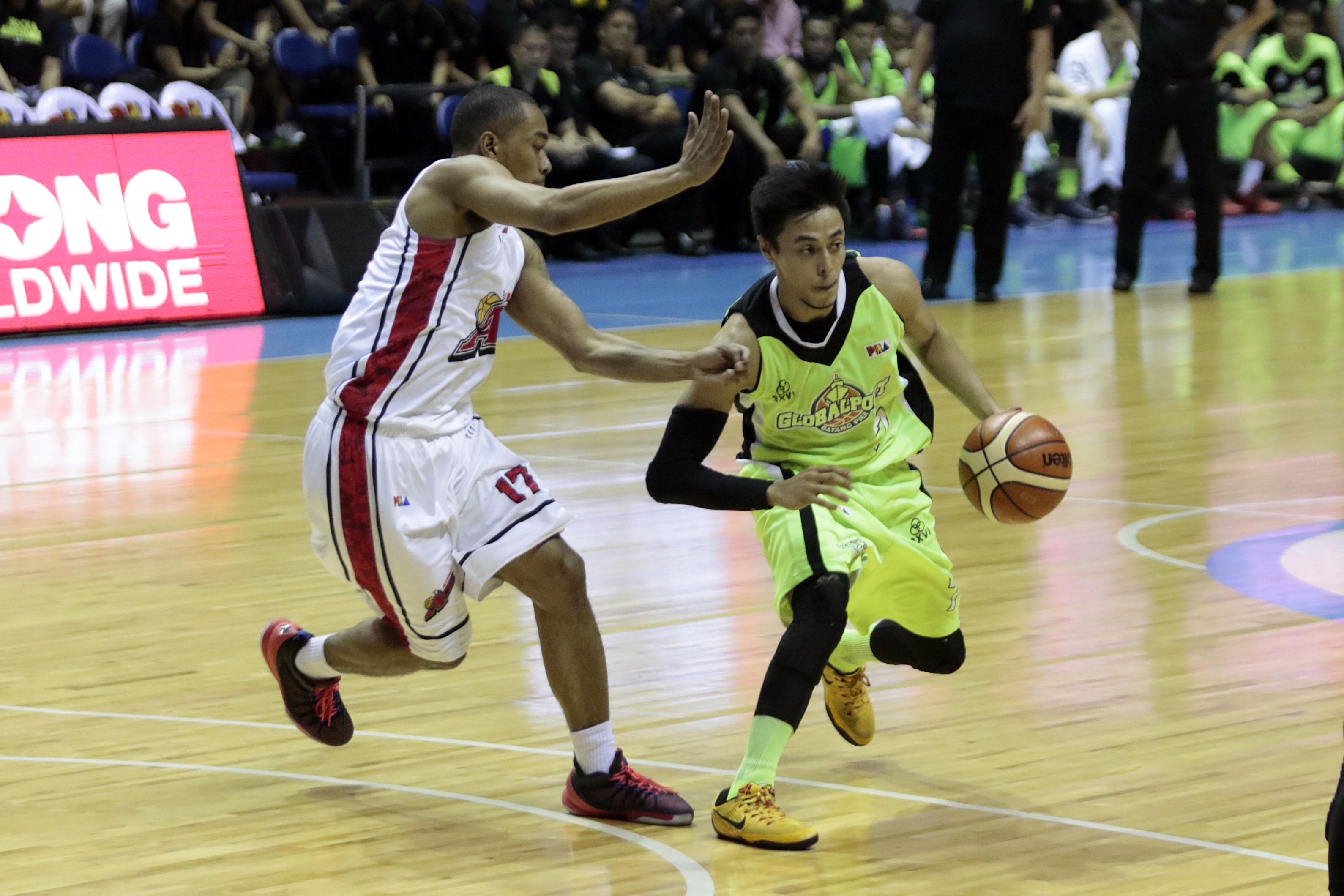 Terrence Romeo of GlobalPort looks to break free from the defense of Alaska's Chris Exciminiano.(PBA IMAGES)